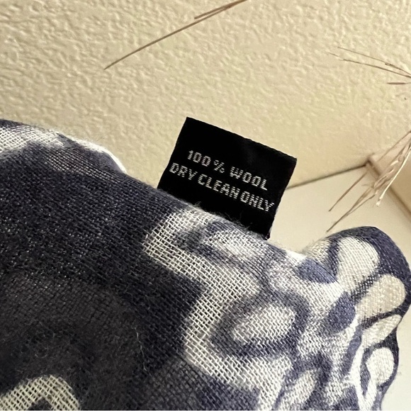 Wool Scarf Medallion Print - Picture 4 of 6